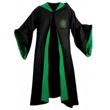 Carregar imagem no visualizador da galeria, Capa Sonserina Harry Potter com capuz e brasão bordado, vista frontal