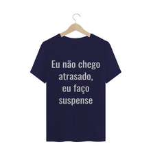 Carregar imagem no visualizador da galeria, Camiseta Criativa Eu Não Chego Atrasado eu Faço Suspense - WGs Geek