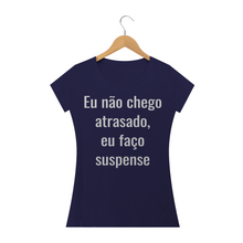 Carregar imagem no visualizador da galeria, Camiseta Criativa Eu Não Chego Atrasado eu Faço Suspense (long) - WGs Geek