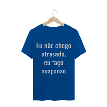 Carregar imagem no visualizador da galeria, Camiseta Criativa Eu Não Chego Atrasado eu Faço Suspense - WGs Geek