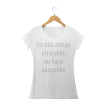 Carregar imagem no visualizador da galeria, Camiseta Criativa Eu Não Chego Atrasado eu Faço Suspense (long) - WGs Geek