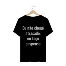 Carregar imagem no visualizador da galeria, Camiseta Criativa Eu Não Chego Atrasado eu Faço Suspense - WGs Geek