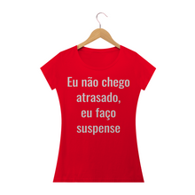 Carregar imagem no visualizador da galeria, Camiseta Criativa Eu Não Chego Atrasado eu Faço Suspense (long) - WGs Geek