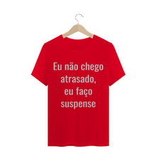 Carregar imagem no visualizador da galeria, Camiseta Criativa Eu Não Chego Atrasado eu Faço Suspense - WGs Geek