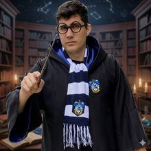 Carregar imagem no visualizador da galeria, Pessoa vestindo a capa Corvinal com cachecol e óculos redondos, segurando a varinha
