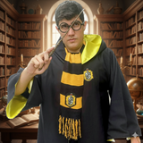 Carregar imagem no visualizador da galeria, Pessoa vestindo a capa Lufa-Lufa com cachecol e óculos redondos, segurando a varinha
