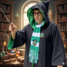 Carregar imagem no visualizador da galeria, Pessoa vestindo a capa Sonserina com cachecol e óculos redondos, segurando a varinha
