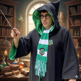 Carregar imagem no visualizador da galeria, Pessoa vestindo a capa Sonserina com cachecol e óculos redondos, segurando a varinha
