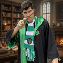 Carregar imagem no visualizador da galeria, Pessoa vestindo a capa Sonserina e cachecol com a varinha erguida

