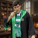 Carregar imagem no visualizador da galeria, Pessoa vestindo a capa Sonserina e cachecol com a varinha erguida
