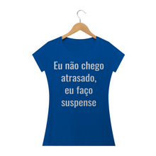 Carregar imagem no visualizador da galeria, Camiseta Criativa Eu Não Chego Atrasado eu Faço Suspense (long) - WGs Geek
