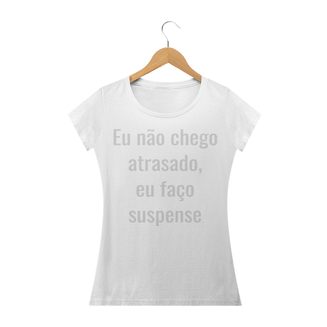 Camiseta Criativa Eu Não Chego Atrasado eu Faço Suspense (long) - WGs Geek