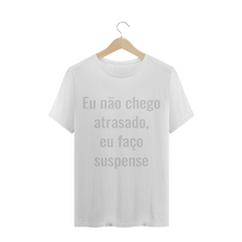 Carregar imagem no visualizador da galeria, Camiseta Criativa Eu Não Chego Atrasado eu Faço Suspense - WGs Geek
