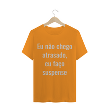 Carregar imagem no visualizador da galeria, Camiseta Criativa Eu Não Chego Atrasado eu Faço Suspense - WGs Geek
