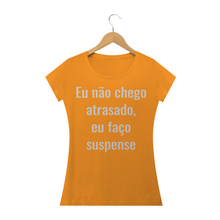 Carregar imagem no visualizador da galeria, Camiseta Criativa Eu Não Chego Atrasado eu Faço Suspense (long) - WGs Geek
