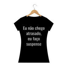 Carregar imagem no visualizador da galeria, Camiseta Criativa Eu Não Chego Atrasado eu Faço Suspense (long) - WGs Geek
