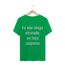 Carregar imagem no visualizador da galeria, Camiseta Criativa Eu Não Chego Atrasado eu Faço Suspense - WGs Geek
