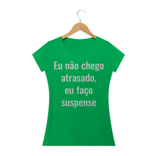 Carregar imagem no visualizador da galeria, Camiseta Criativa Eu Não Chego Atrasado eu Faço Suspense (long) - WGs Geek
