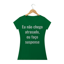 Carregar imagem no visualizador da galeria, Camiseta Criativa Eu Não Chego Atrasado eu Faço Suspense (long) - WGs Geek
